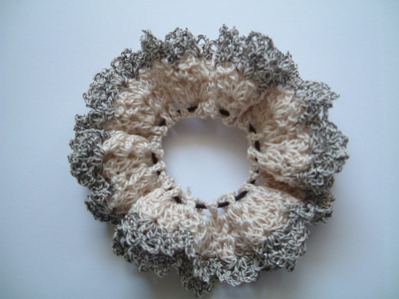 レース編みのダブルフリルシュシュ（ベージュ・黒ラメ） シュシュ