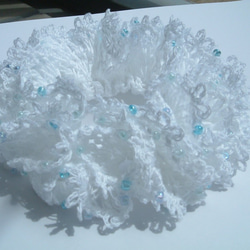 ビーズ付き・レース編みのボリューミーシュシュ（白・水色） 1枚目の画像