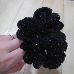 お花のようなシュシュ（黒シルバーラメ） 5枚目の画像