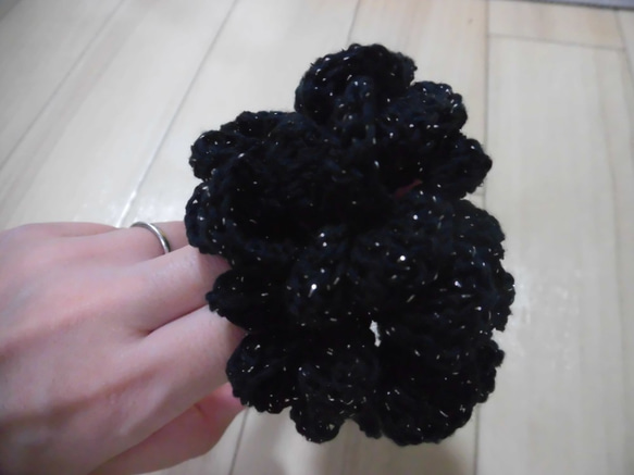 お花のようなシュシュ（黒シルバーラメ） 5枚目の画像