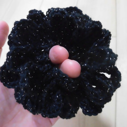 お花のようなシュシュ（黒シルバーラメ） 6枚目の画像