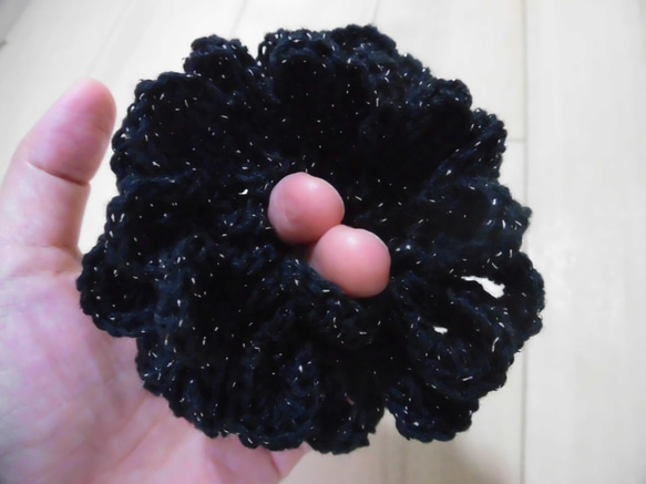 お花のようなシュシュ（黒シルバーラメ） 6枚目の画像
