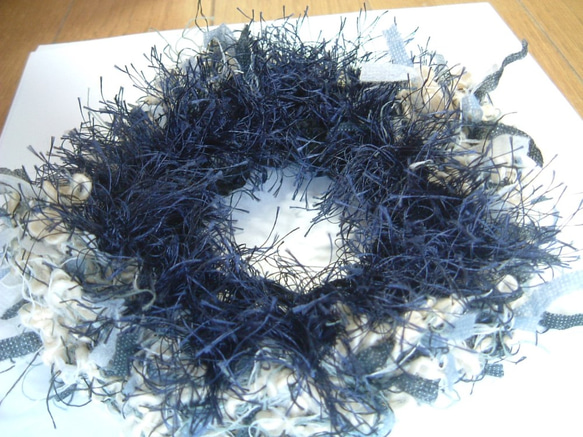 【秋冬】変わり糸の大きめシュシュ・ファー付き（ブルーグレー） 1枚目の画像