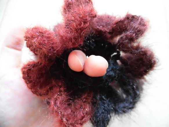 【秋冬】モヘア糸で編むお花のようなシュシュ（茶系） 3枚目の画像
