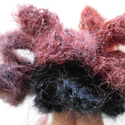 【秋冬】モヘア糸で編むお花のようなシュシュ（茶系） 4枚目の画像