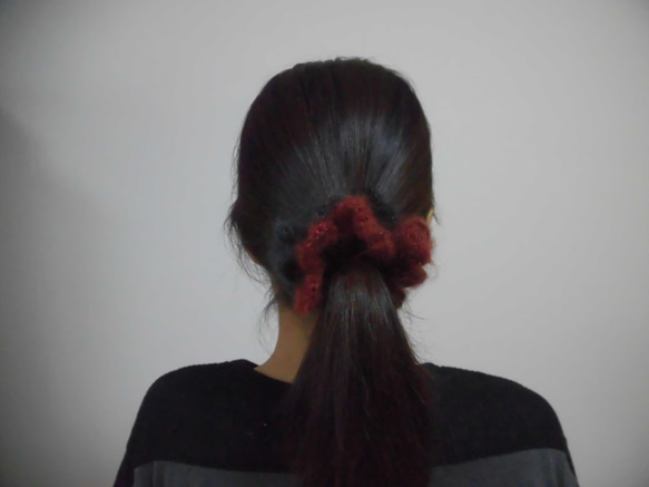 【秋冬】モヘア糸で編むお花のようなシュシュ（茶系） 10枚目の画像