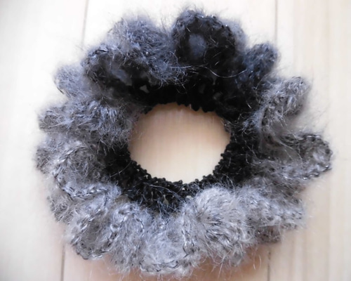 秋冬】モヘア糸で編むお花のようなシュシュ（グレー系） シュシュ
