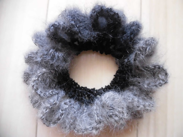 秋冬】モヘア糸で編むお花のようなシュシュ（グレー系） シュシュ