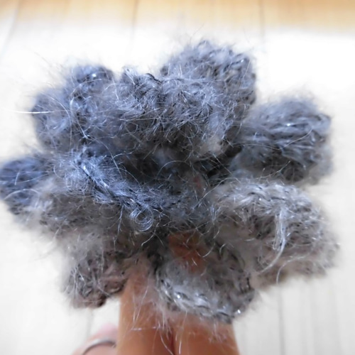 秋冬】モヘア糸で編むお花のようなシュシュ（グレー系） シュシュ