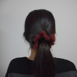 【秋冬】モヘア糸で編むお花のようなシュシュ（グレー系） 10枚目の画像