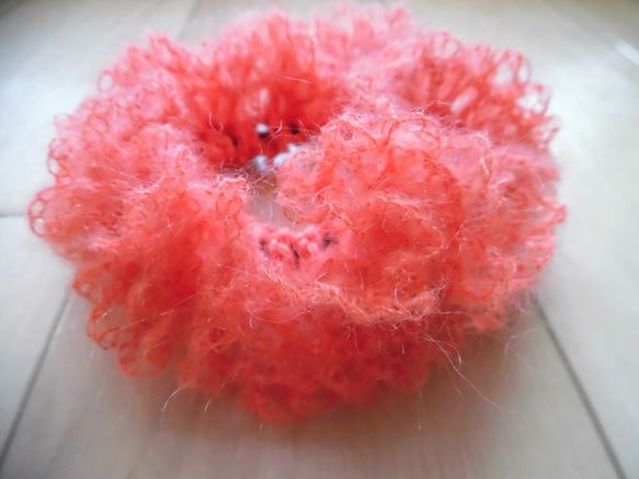 【秋冬】モヘア糸で編むフリルシュシュ（サンゴ礁色） 2枚目の画像
