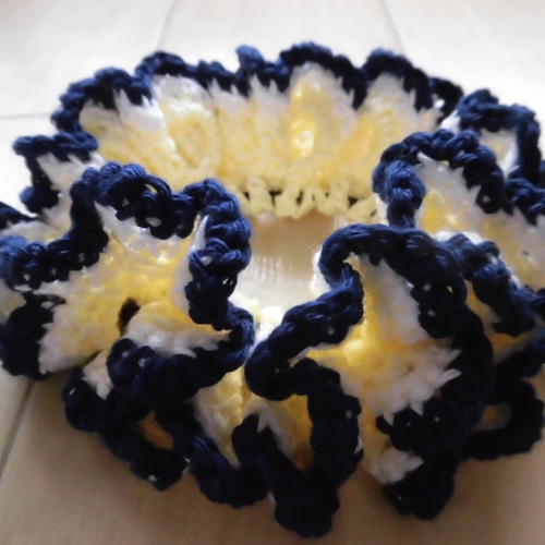 3色使いのシュシュ（黄色・白・紺） シュシュ アニー 通販 6137947