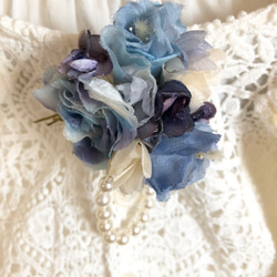 No.４ブルー&バイオレットの花束ブローチ　パールビーズ付き　コサージュ　髪飾り 1枚目の画像