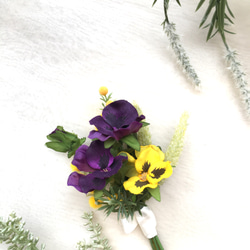ヴィオラとミモザの花束コサージュ 1枚目の画像