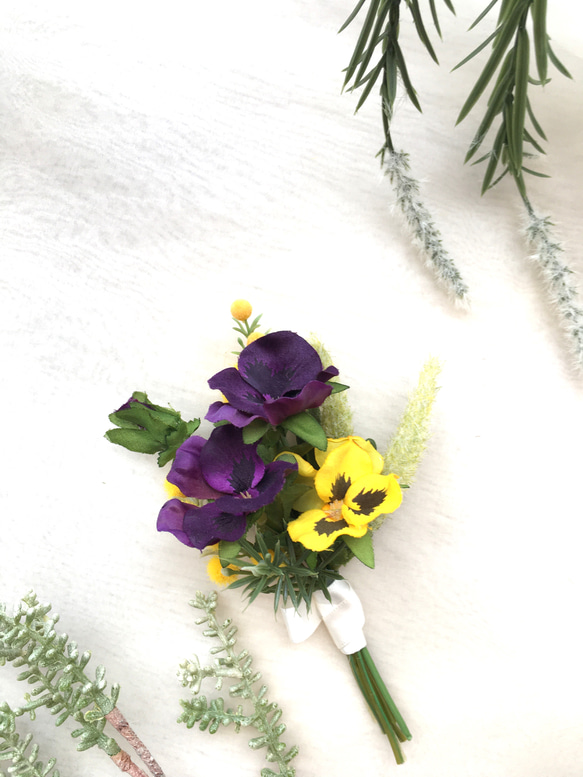 ヴィオラとミモザの花束コサージュ 1枚目の画像
