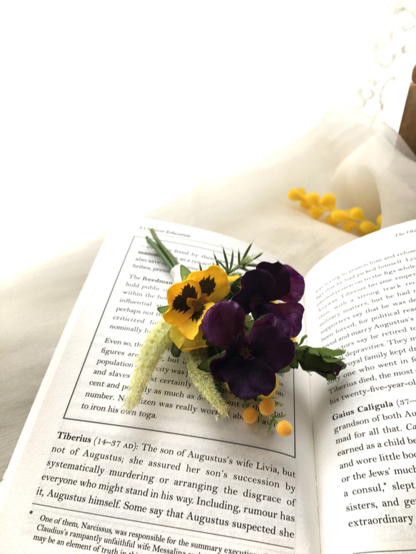 ヴィオラとミモザの花束コサージュ 2枚目の画像