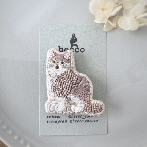 グレーの猫の手刺繍ブローチ＊ ブローチ becco 通販 11076827｜Creema  
