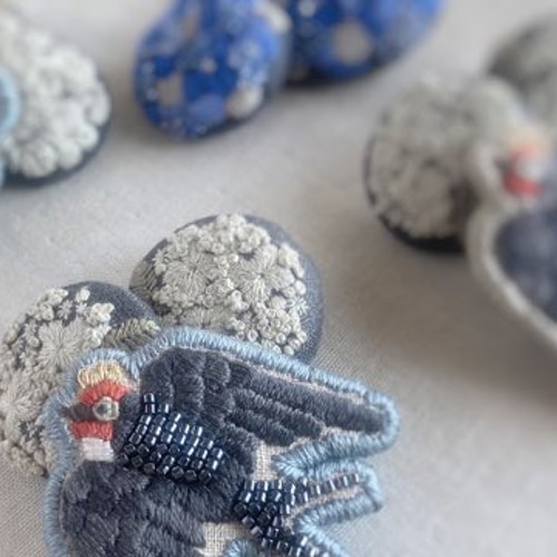 ツバメの刺繍ブローチ ブローチ becco 通販 11691159｜Creema(クリーマ)