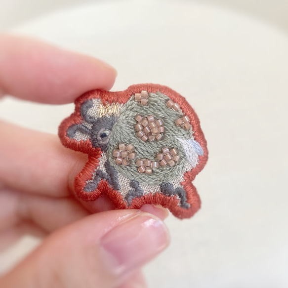 テントウムシの刺繍ブローチ＊カーキ 2枚目の画像