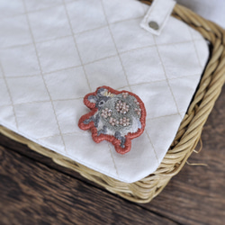 テントウムシの刺繍ブローチ＊カーキ 3枚目の画像