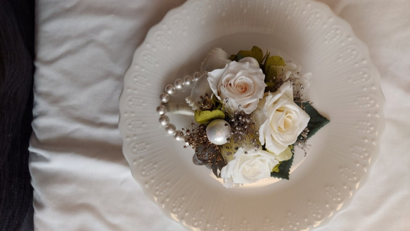 華やかな白いバラのコサージュ 3枚目の画像