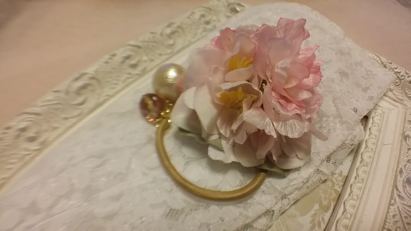 チェコビーズと桜のヘアゴム 5枚目の画像