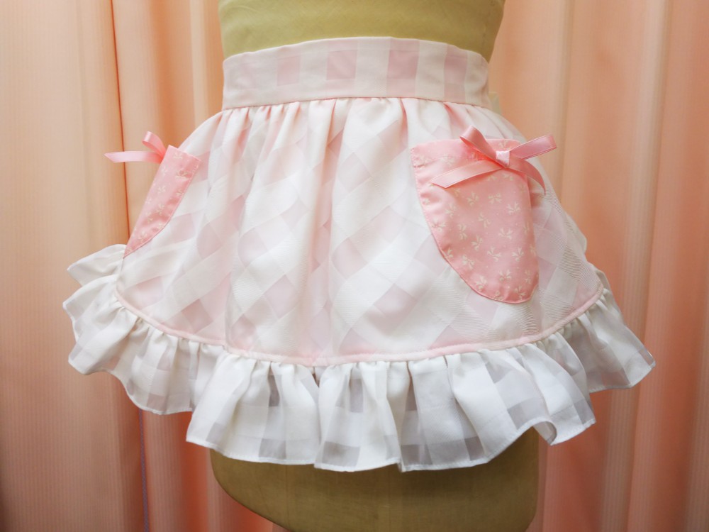 ポッケ付きフリルエプロン(ピンクリボン柄) エプロン おめかしパーラー