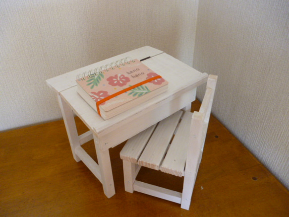 ※　白色の昔懐かしい小学校のミニ机と椅子　※ 1枚目の画像