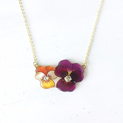 Long Viola necklace -orange&purple-｜ビオラロングネックレス 花 オレンジ 2枚目の画像