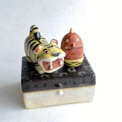 陶のハコ「張り子のトラと虎パンツオニさん」 1枚目の画像