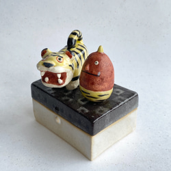 陶のハコ「張り子のトラと虎パンツオニさん」 2枚目の画像