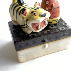 陶のハコ「張り子のトラと虎パンツオニさん」 3枚目の画像