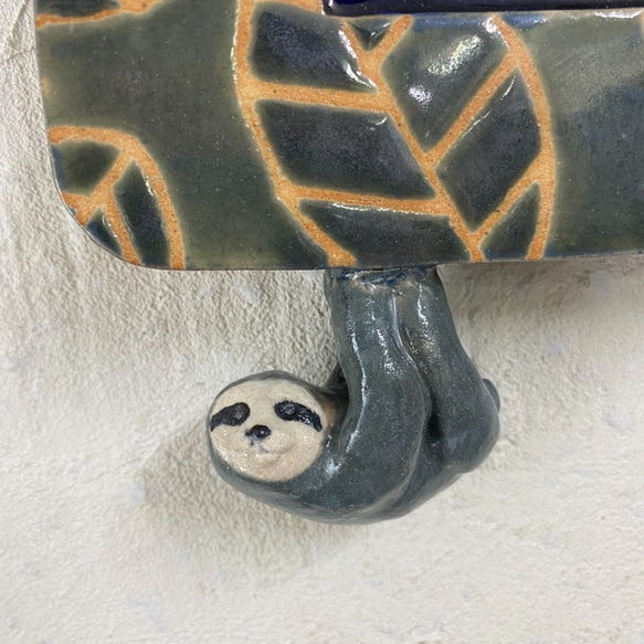 陶の壁掛け時計（小）「ナマケモノの森」 2枚目の画像
