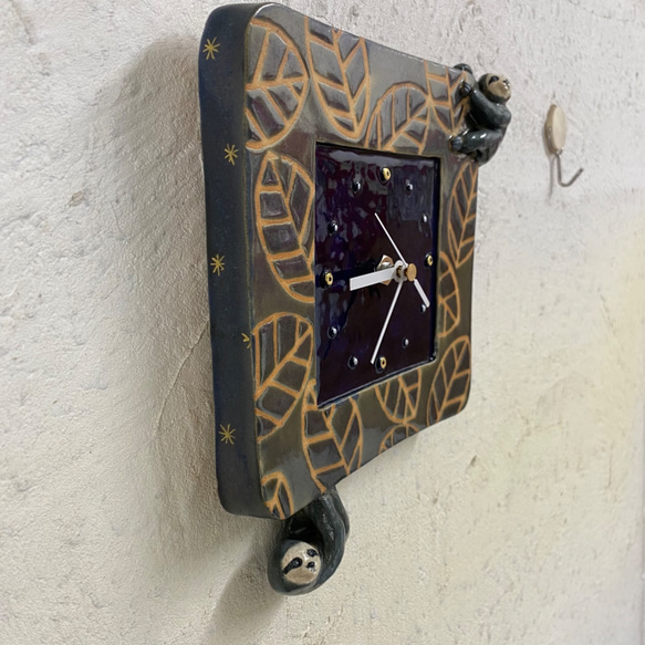 陶の壁掛け時計（小）「ナマケモノの森」 5枚目の画像