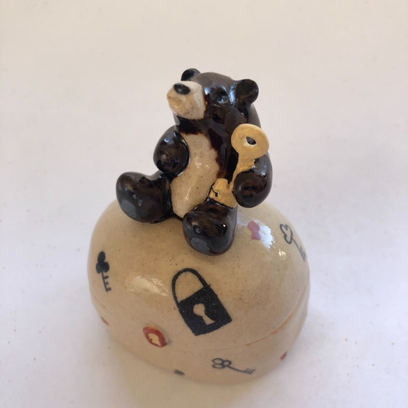 陶のハコ「鍵をもつクマ」 1枚目の画像