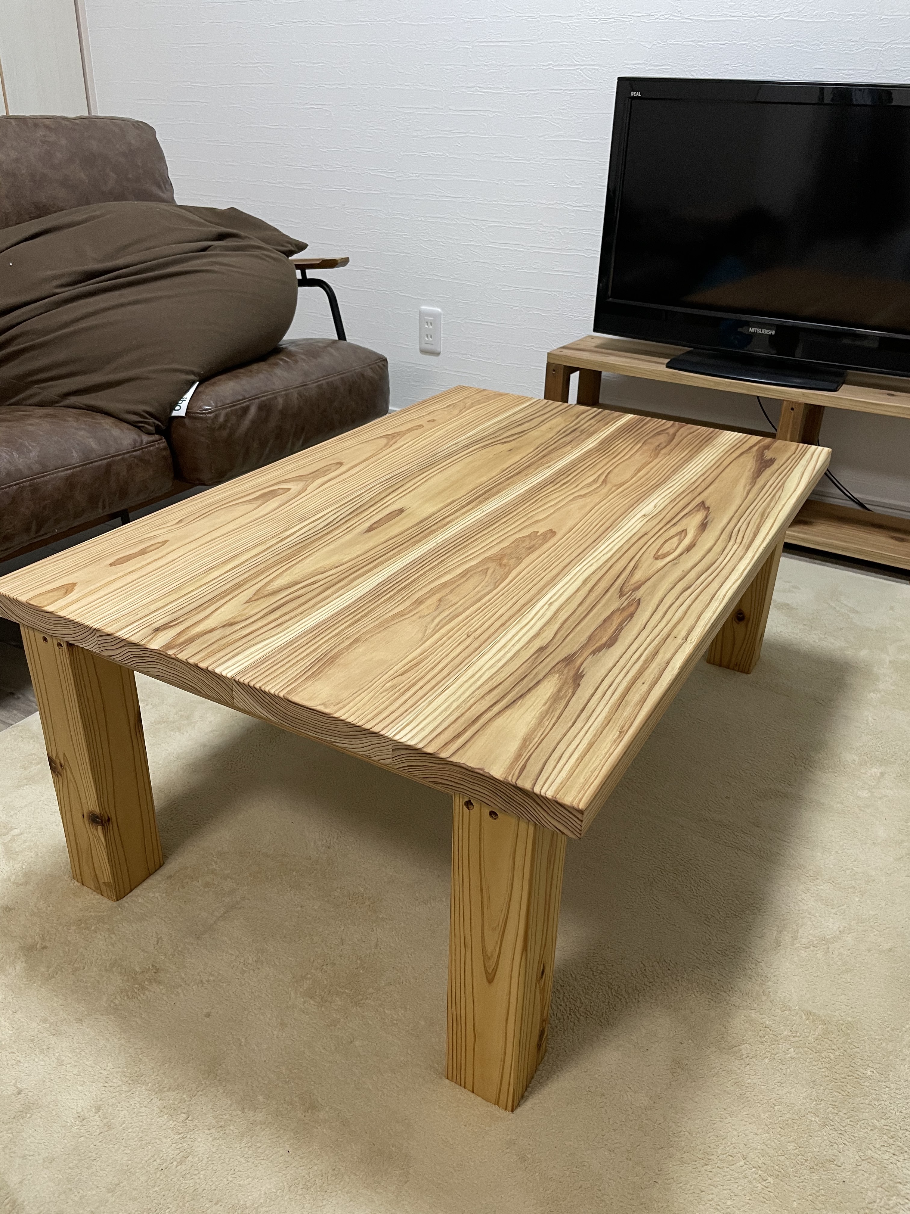 木目が美しいダイニングテーブル 15,000円