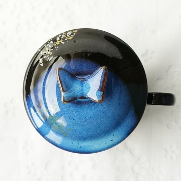 蝶の珈琲カップ（青）白菊扇と桔梗 2枚目の画像