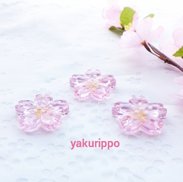 〈再々販〉【桜ハンドメイド2021】 桜と花びらのガラス箸置き・ピンク(４個で1セット) 7枚目の画像