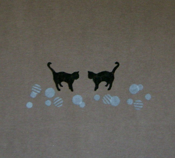 猫さんと肉球　長袖Tシャツ５（サイズS） 2枚目の画像