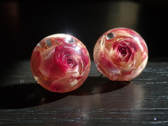 晶瑩　玫瑰乾燥花✕Swarovski　樹脂加工耳夾　Tenshinranman's Rosemantic空郵台灣5-7 第4張的照片