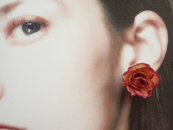 Rosemellia　玫瑰乾燥花　樹脂加工耳環＋珍珠後耳扣　橙色　❊空郵台灣5-7天 第5張的照片
