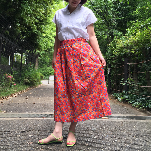 花柄が素敵なグリーンのスカートです❣ Green Parks（グリーンパークス）の「花柄フレアスカート