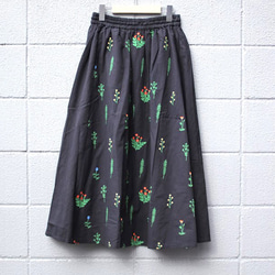 【小さなお花の刺繍がポイント】花刺繍のスカート　黒 5枚目の画像