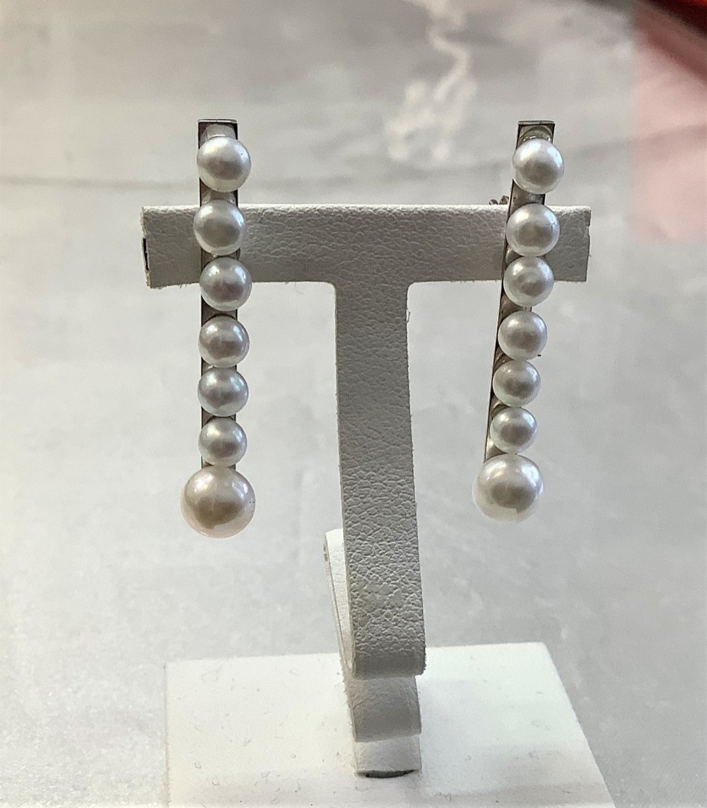 淡水真珠７個付きピアス