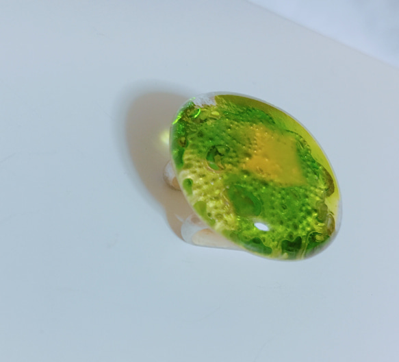 カラフルガラスの帯留 黄緑色 4枚目の画像