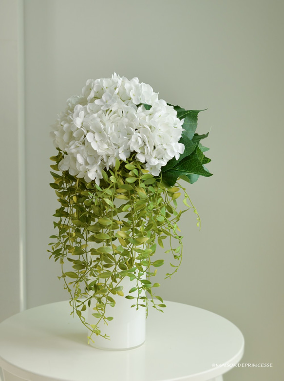 高級感あふれるギフトアレンジメント 紫陽花　アーティフィシャルフラワー 造花 贈り物 カフェ 受付に 4枚目の画像