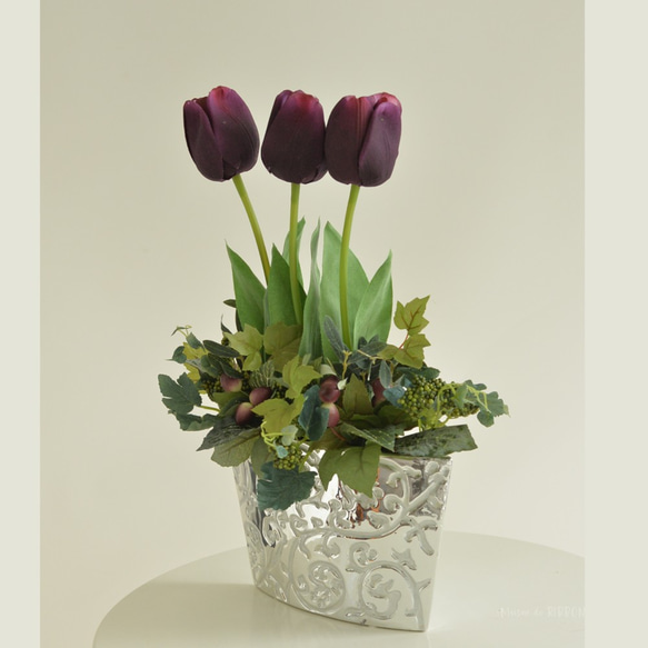 高級感あふれるギフトアレンジメント 　チューリップ　アーティフィシャルフラワー 造花 贈り物 カフェ 受付に 3枚目の画像