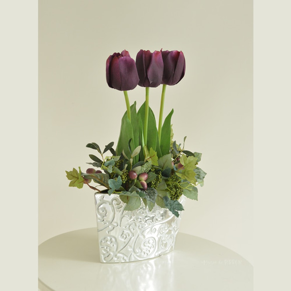 高級感あふれるギフトアレンジメント 　チューリップ　アーティフィシャルフラワー 造花 贈り物 カフェ 受付に 4枚目の画像