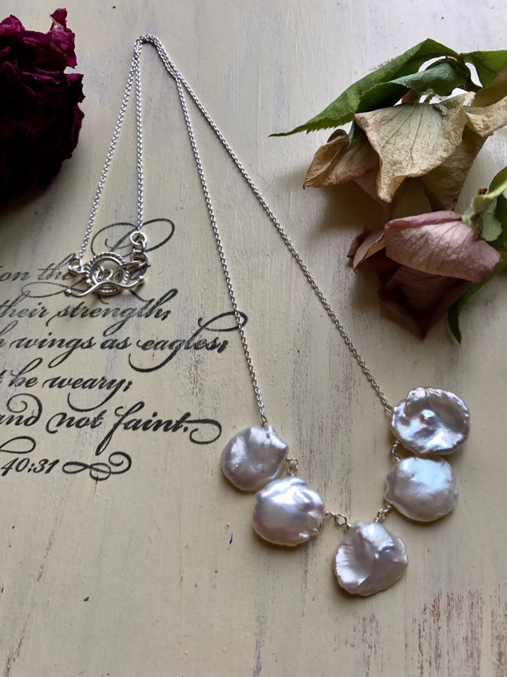 花びらのような淡水ケシパールのネックレス