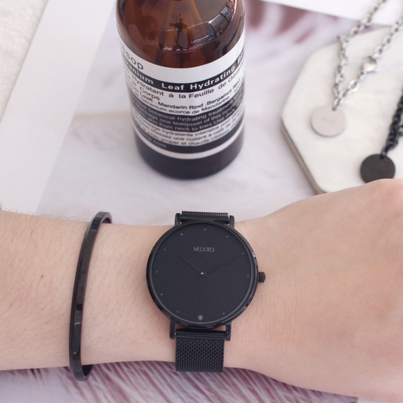 Mini Chica 黑色簡約小錶面米蘭錶帶女錶 / LH-10301 黑色 第1張的照片